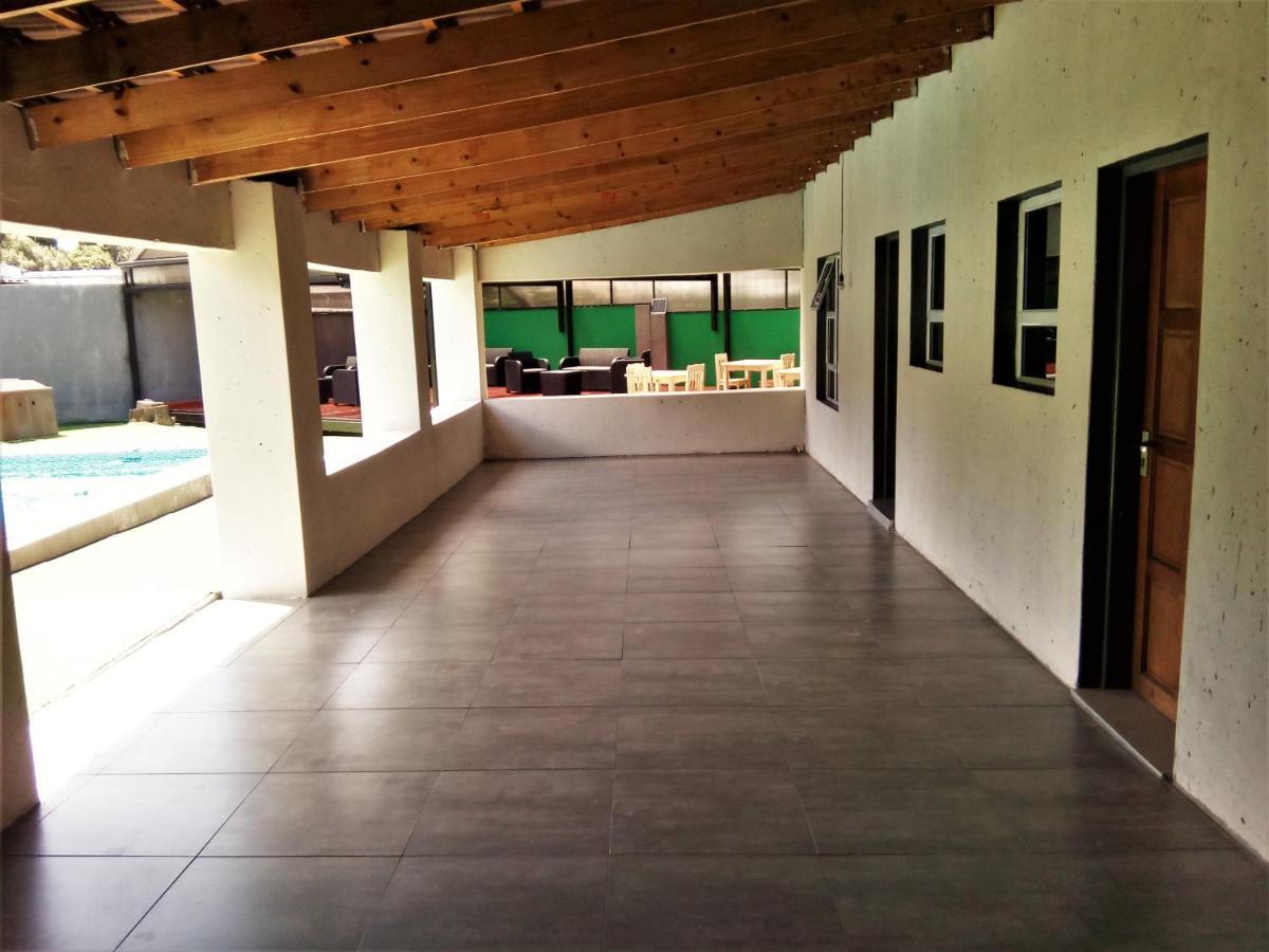 Bed and Breakfast Afrikawisa At O.R. Tambo International Airport Kempton Park Exterior foto