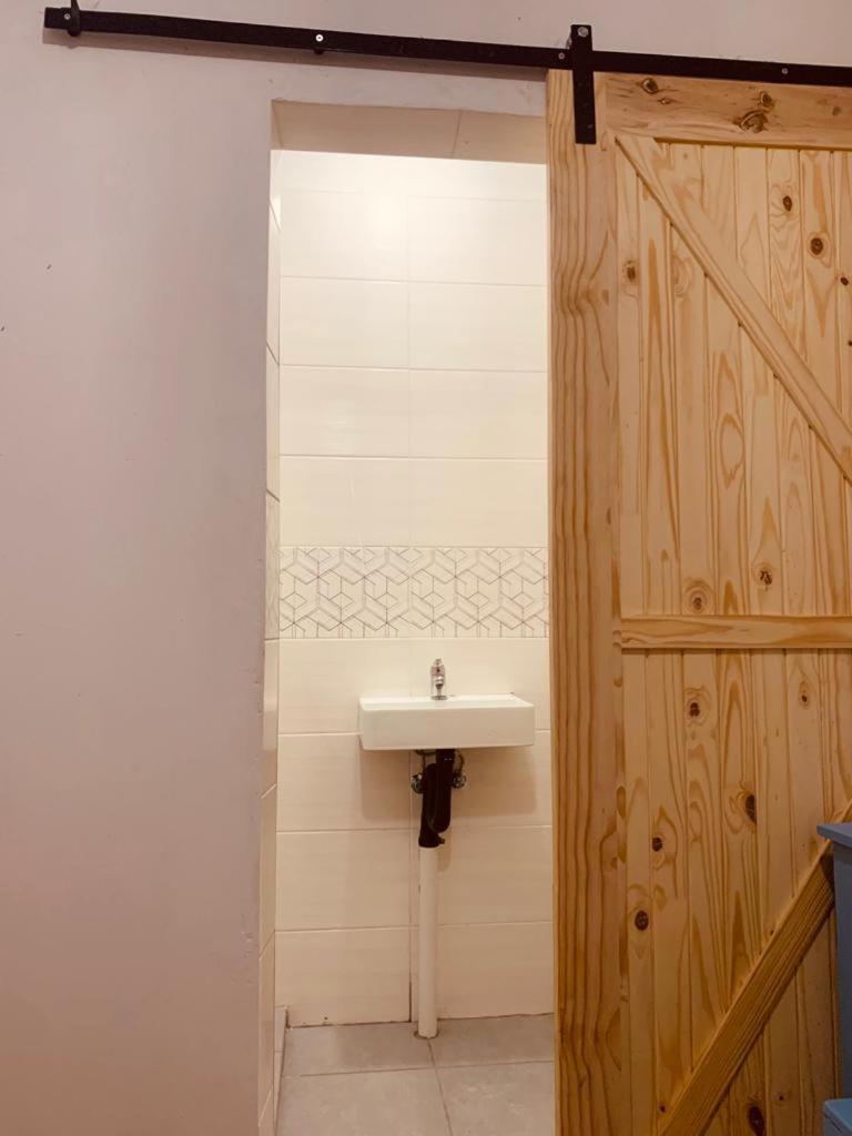 Bed and Breakfast Afrikawisa At O.R. Tambo International Airport Kempton Park Exterior foto